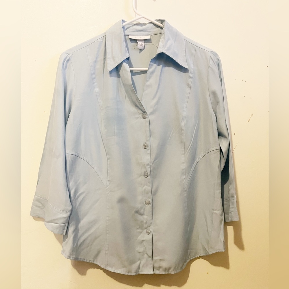 Dress Barn Light Blue Contouring Slimming 3/4 Sleeve Buttondown